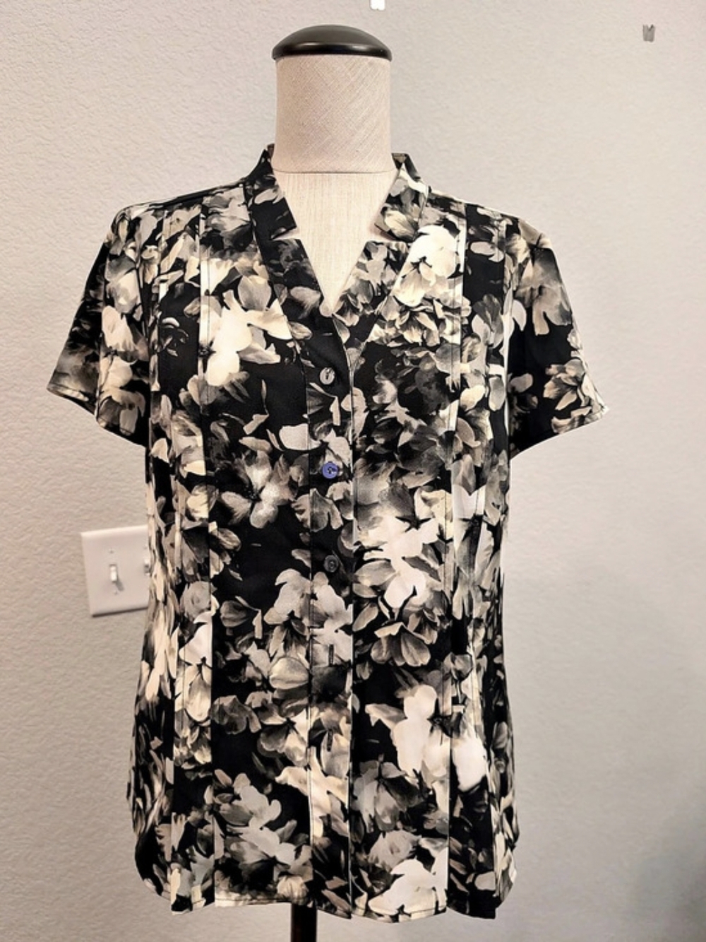 Croft & Barrow Floral Button Front Top Black & White Size Medium Office